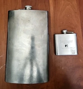 2 fiaschette in acciaio inox - Jackass The Movie 5 oz e una fiaschetta alta 64 oz senza marchio - Foto 1 di 7