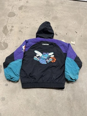 Chaqueta con Capucha Vintage Años 90 NBA Charlotte Hornets Starter Talla XL Envejecida Foto 1 de 4