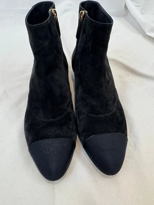 香奈儿 Cap-Toe 人造珍珠色黑色麂皮绒踝靴 尺码 39.5 二手状况完好 — 第 1/4 张图片