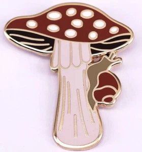 Seta con capa roja con pin de esmalte de caracol - Stock australiano - Envío gratuito como nuevo - Imagen 1 de 1