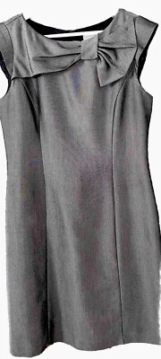 Vestido SANDRA DARREN Gris Detalle de Lazo a Medida EE. UU. 8 EN MUY BUENA CONDICIÓN Inteligente Foto 1 de 3