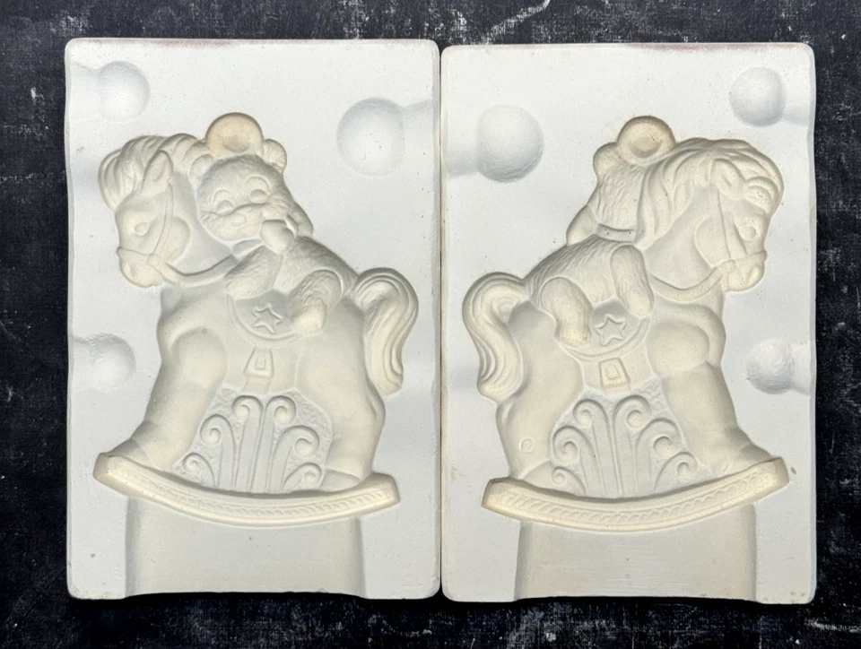 Peluche en un caballo mecedor - Molde adorno de cerámica Alberta A375 Foto 1 de 1