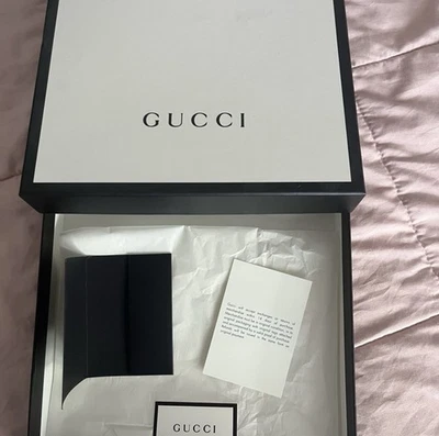 Gucci Caja Blanco y Negro con Papel de seda y Sobre Pequeño Foto 1 de 2