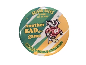 PIN DE FÚTBOL 2025 Oregon Ducks vs Wisconsin Badgers Bi-Mart botón de 2 1/2 " - Imagen 1 de 2