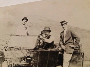 Alte Postkarte. Herren im Ford Modell T. Oregon Nummernschild. 1904 - 18 (Y2) - Bild 1 von 8