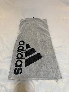Toalla de gimnasio de tenis Adidas 36” X 18”. 151 - Imagen 1 de 4