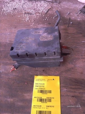 TOWN CAR  1996 Fuse Box Engine 878463 - Изображение 1 из 4