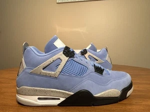 Talla 14 - Jordan 4 Retro Mid University Azul NUEVO con Tapa de Caja Dañada - Imagen 1 de 8