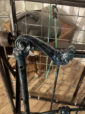 Cama nido hecha a mano hecha de acero de más de 50 años Foto 1 de 4