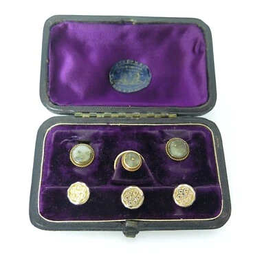 Esmoquin antiguo de oro de 18 quilates y cuarzo con manchas de oro y tachuelas de oro laminado en caja Foto 1 de 4