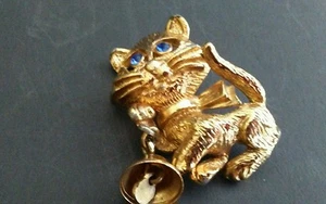 Broche De Colección Gatito Gato/Campana Colgante Ojos Grandes Azules de Estrás de AVON - Imagen 1 de 7