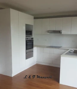 Complete Kitchen with high gloss door and natural stone bench - Picture 1 of 8