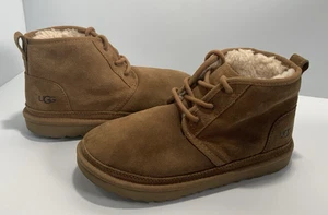 Stivaletti UGG Uomo Neumel Chukka Castagno Marrone Scamosciato S/N 1017320K Taglia 5 - Foto 1 di 8