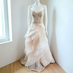 Abito da sposa REEM ACRA "She's In Love" senza spalline pizzo seta organza a strati ecrù 8 - Foto 1 di 16
