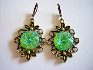 ANTIQUE BRONZE FINISH WITH GREEN RESIN SWIRL FASHION EARRINGS - Picture 1 of 5