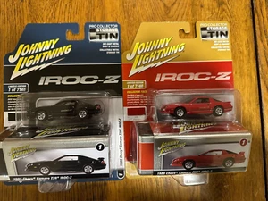 Juego de 2 latas de almacenamiento Johnny Lightning - 89' Camaro 1/64th IROC-Z negro y rojo - Imagen 1 de 7