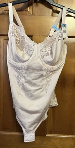 MAIDENFORM Ultra-Firm Body Shaper Built-In Underwire Bra Buttercream Lace-Trim - Picture 1 of 10