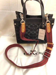 Neu mit Etikett Coach schwarz Denim Signature FLD kleine Beuteltasche Handtasche Tasche Crossbody roter Riemen - Bild 1 von 9