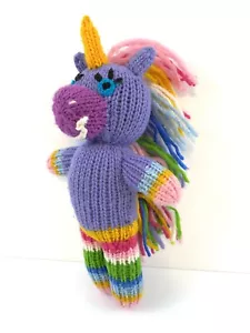 "Unicornio tejido púrpura Play, Trade, Be Fair con hilo arco iris peluche 10""" - Imagen 1 de 5