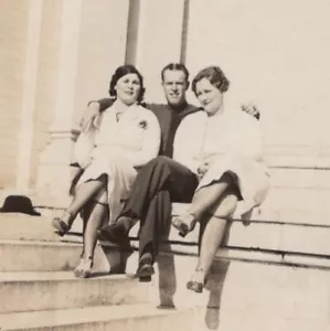 Hombre guapo dos mujeres bonitas sentadas iglesia escalones retrato al aire libre años 30 - Imagen 1 de 3