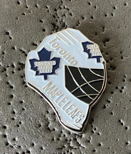 Toronto Maple Leafs Goalie Mask NHL Hockey Pin - Imagen 1 de 2