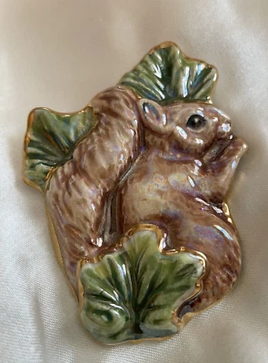 Broche/colgante de ardilla de porcelana esmaltada brillante pintado a mano Foto 1 de 4