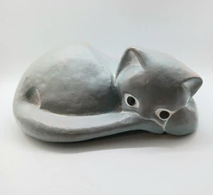 Estatuilla Escultura Gato Acurrucada Isabel Bloom Azul Hormigón Firmada Sin Fecha - Imagen 1 de 15