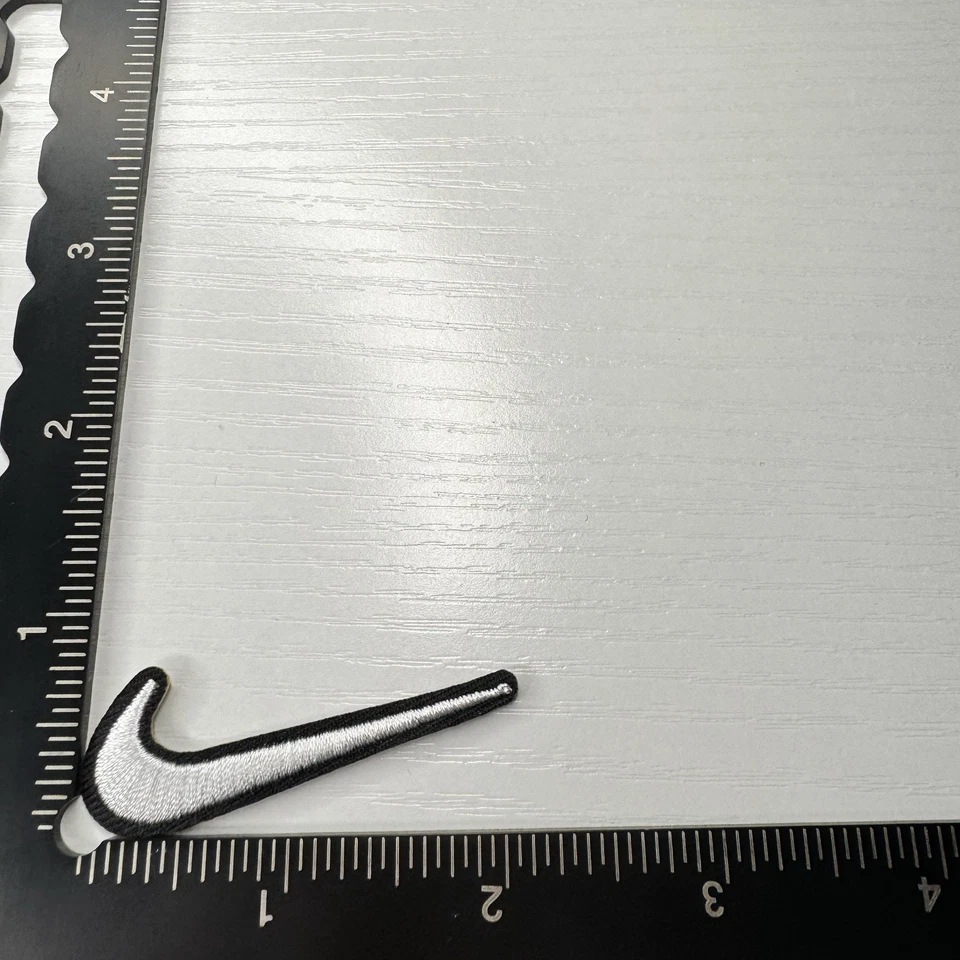 白色/黑色 - 耐克缝制/熨烫刺绣徽章牛仔裤包,帽子 — 第 1/1 张图片