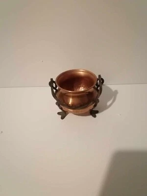 Ancien XXème joli petit chaudron tripode en cuivre martelé Vintage Ht9 cm D 10cm - Photo 1/3