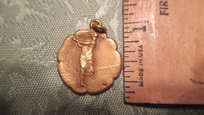 Dije de golf vintage tono dorado. Foto 1 de 2