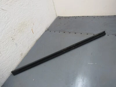 Guía de ventana inferior embellecedor de canal de puerta Honda Civic sedán 4 puertas 1992-1995 OEM Foto 1 de 4