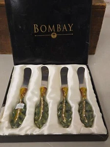 NUEVO EN CAJA 4 cuchillos de queso esparcidor diseño hoja Bombay acento estrás cloisonne - Imagen 1 de 3