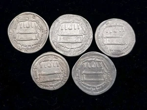 GRUPPO LOTTO DI 5 CALIFFATO ISLAMICO ABBASIDE ARGENTO DIRHAM MEDIEVALE - Foto 1 di 2