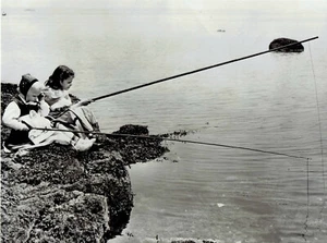 1948 Vintage Photo children fishing at Rye New York in Westchester County - Picture 1 of 2