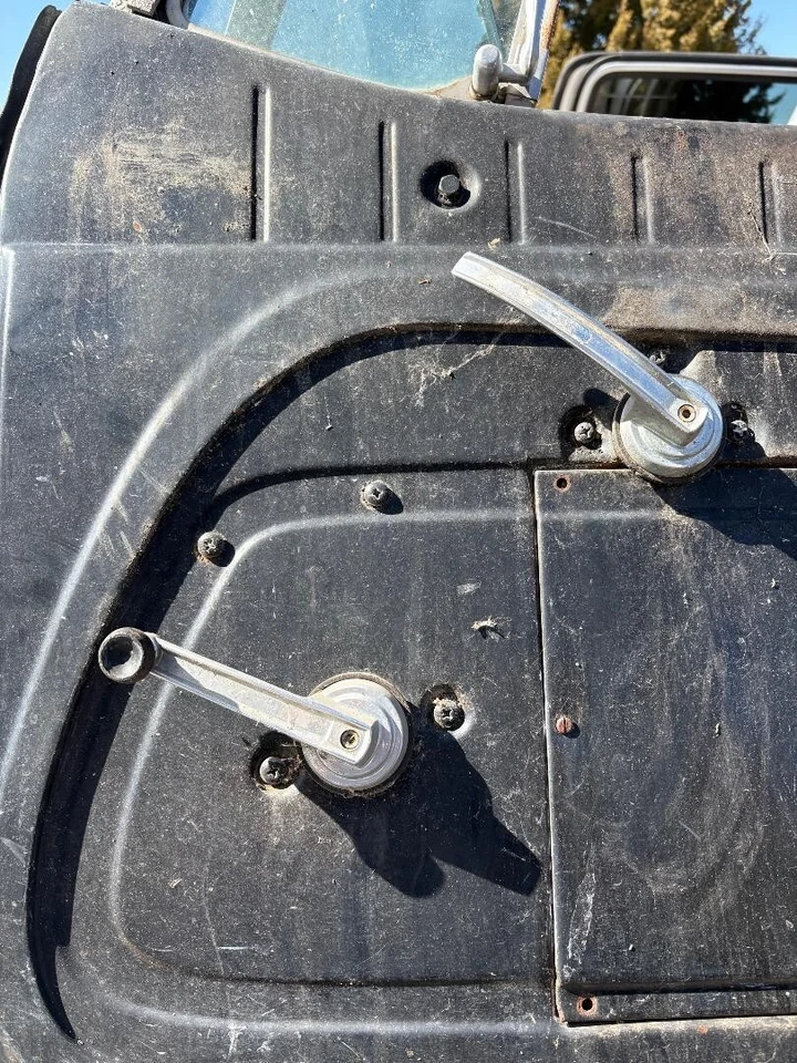 Jeepster Commando preto alça e puxador conjunto 4 jeep commando - Imagem 1 de 1