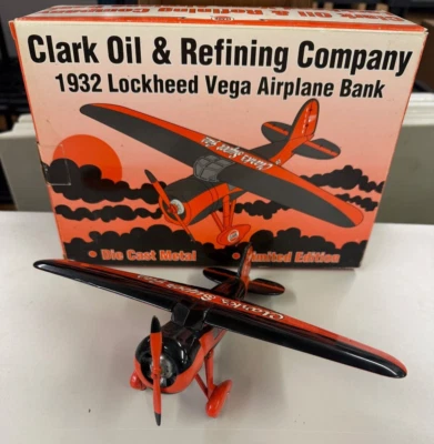 Clark Oil and Refining Company 1932 Lockheed Vega Airplane Bank DieCast Foto 1 de 4