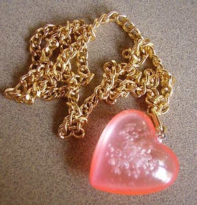 130 / Collana Catena Dorata E Cuore Resina Rosa - Foto 1 di 1