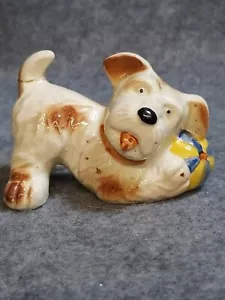 Besetzter Japan Porzellan Hund spielt mit einem Ball. - Bild 1 von 7