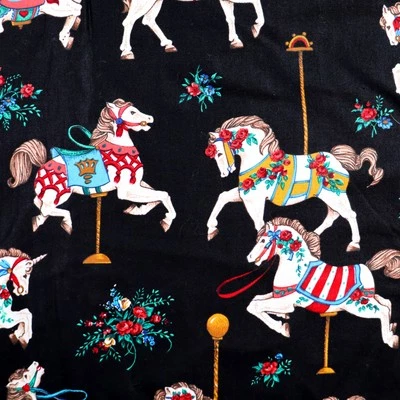 Tela acolchada de algodón vintage carrusel caballos en negro floral BTHY media yarda Foto 1 de 4