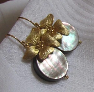 graue Regenbogen Perlmutt Hibiskus Blüte Ohrringe Gold 585 14K GF von Atelier - Bild 1 von 16