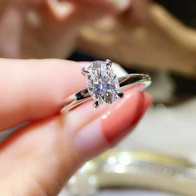 Anillo de compromiso solitario ovalado de diamantes creado en laboratorio de 1,20 quilates enchapado en oro blanco de 14 K Foto 1 de 4
