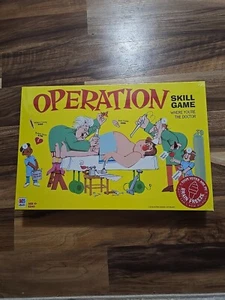Milton Bradley 4545 Gioco Operativo con Carte Bambini dai 6 anni in su SIGILLATO - Foto 1 di 4