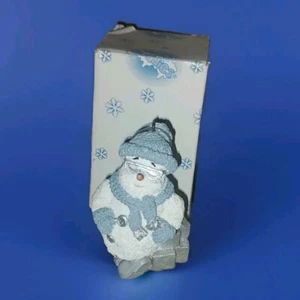 Encore Snow Buddies "Cousin Slick" con sfumature 3" decorazione natalizia da appendere con scatola - Foto 1 di 5