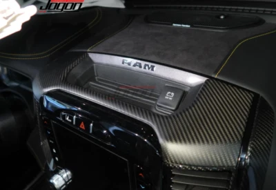 Console de carbono fosco moldura de armazenamento navegação para Dodge Ram 1500 TRX off-road 2019-25 - Imagem 1 de 4