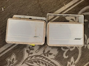 Par de altavoces y soporte resistentes a la intemperie Bose modelo 25 de montaje en superficie - Imagen 1 de 3