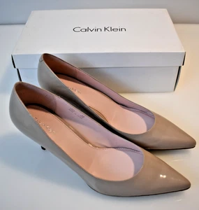 Calvin Klein Women's 9M Sand Slip on Pointy toe heels New Lara Patent - Foto 1 di 10