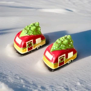 Christmas Campers Salt and Pepper Shakers Trees on top Wreaths Holiday Ceramic - Imagen 1 de 7