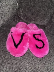 Victoria Secret Logo Plush Faux Fur Closed Toe Slippers Sz 8 Hot Pink - Picture 1 of 5