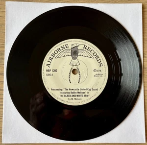 NEWCASTLE UTD CUP SQUAD THE BLACK AND WHITE ARMY 7" SINGLE AIRBORNE (1976) EX- - Picture 1 of 3