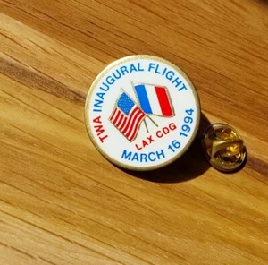 Pin's TWA INAUGURAL VOL LAX CDG 1994 - Imagen 1 de 5